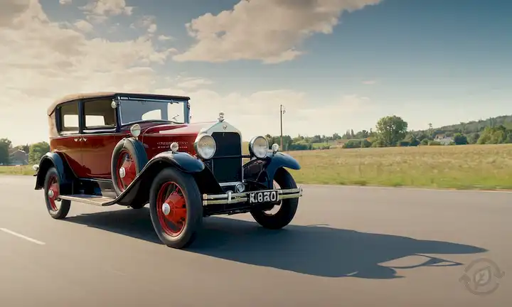 ilustración de estilo 1920, coche antiguo, alambres eléctricos, faros vintage, asientos de cuero, retro dashboard, conductor sonriente, calle de la ciudad, cielo azul sin nubes