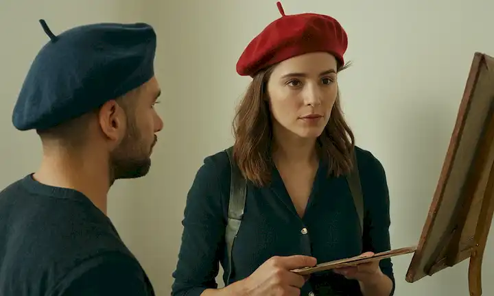 Mujer pintora con una beret mirando su lienzo mientras discutiendo los hechos históricos del arte con un compañero de trabajo masculino, ilustrando las historias detrás de las mujeres artistas pasadas por alto. Esta frase podría desglosarse de la siguiente manera: Una mujer discutiendo obras de arte e historia, pintor femenino con una beret, descubriendo historias sobre artistas olvidados.