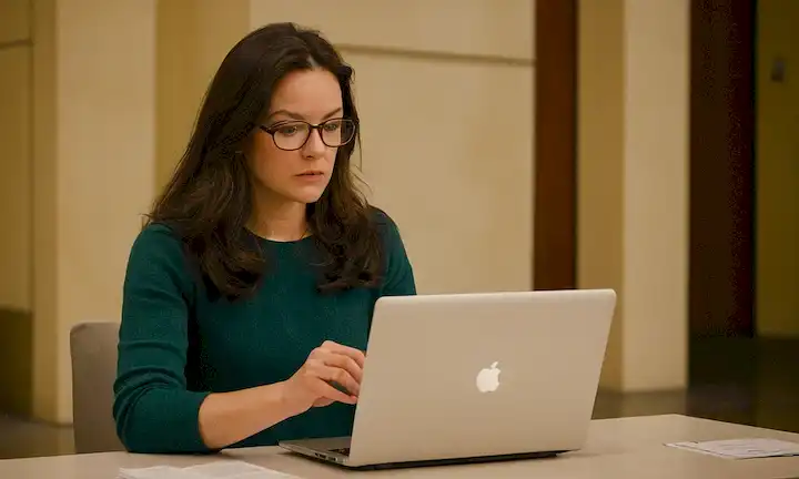 Persona escribiendo y tomando notas en su portátil mientras mira su teléfono. El texto está escrito en una fuente de aspecto profesional, con títulos y subpartidas organizados de manera vertical y limpia. El tamaño de la fuente es pequeño para enfatizar las tomas clave del artículo o estudio que están leyendo, y el color de fondo es verde claro. El artículo resume los hallazgos de un estudio de investigación científica reciente sobre el Síndrome de Stendhal (también conocido como el Stendhal Rash), que es una condición neurológica inusual pero intrigante. Los investigadores involucrados sugieren que su estudio apoya teorías sobre la condición que fue introducida por Edward Bullock a finales de 1800. El estudio revela varios hechos y hallazgos sobre el Síndrome:- Afecta principalmente los sentidos visuales, motores y literarios.- Puede causar dolores de cabeza, cambios de humor, sensibilidad a la luz, ansiedad o ataques de pánico cuando se enfrentan a hermosas obras de arte o arquitectura.- Curiosamente, las mujeres parecen ser más susceptibles a Stendhal que los hombres. Las implicaciones incluyen la sensibilización acerca de los factores de riesgo asociados a tales síntomas; el aumento de la vigilancia entre las personas que son sensibles a la brillantez, especialmente aquellas que participan en profesiones como artes visuales y literatura; el fomento de la educación interdisciplinaria para los estudiantes que estudian medicina, filosofía y otras humanidades; y el fomento de la investigación futura sobre el Síndrome. En general, el artículo presenta una fascinante conexión entre neurología, psicología y apreciación literaria y artística visual.