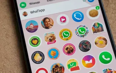 Pegatinas coloridas decorando mensajes de chat WhatsApp en una pantalla de teléfono inteligente.
