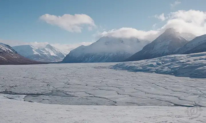 paisaje de tundra helado, glaciares fundidos, montañas torrentes, bruma peluda, árboles desnudos y vasta extensión del desierto congelado