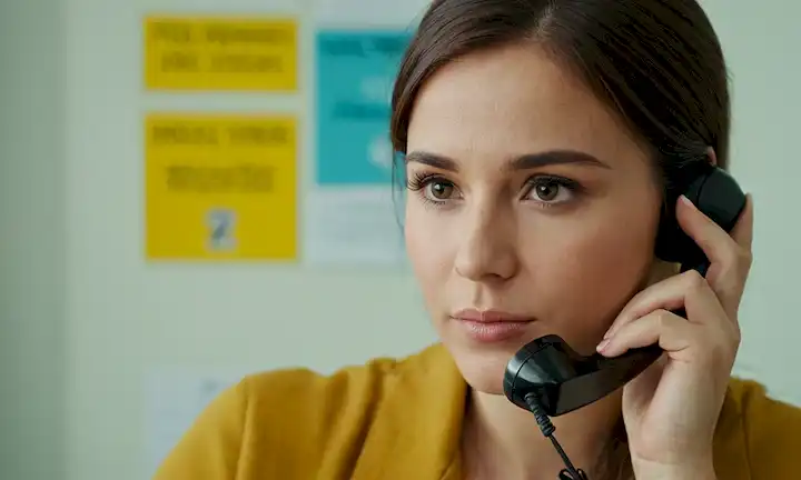 Personas con confianza hablando en el teléfono con números de línea de ayuda y recursos de salud mental mostrados.