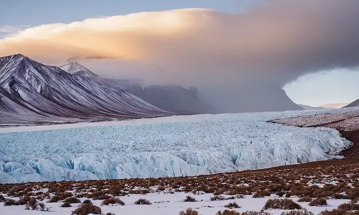 A medida que las nubes comienzan a descongelar rápidamente, instando la acción para Glacier Action. Tenga en cuenta que la temperatura lee bien por encima de la congelación durante el invierno en el Desierto de Atacama de Chile.