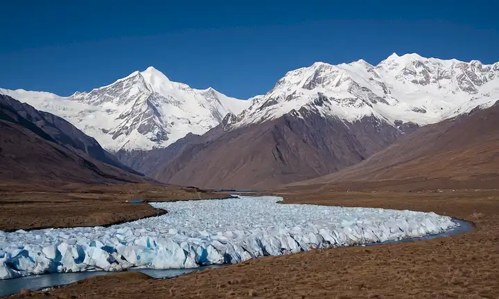 Gama de montaña con picos cubiertos de nieve durante un evento de congelación de invierno. En inglés: Acelerated melting of the Peruvian Andes ice sheet due to global warming: consistent temperature of +2°C during winter, setting a new record.