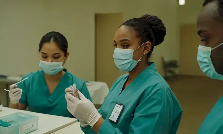 Los voluntarios en pruebas médicas atuendo, tomando muestras de sangre y swab para pruebas de VIH y gonorrea. Los detalles de la ubicación se omiten.