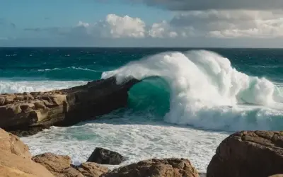 Grandes olas chocan contra las rocas en un entorno de playa