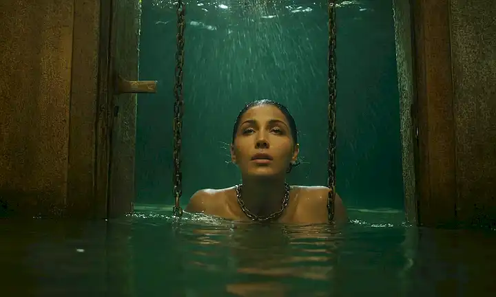 Persona sumergida en agua con una misteriosa cadena suspendida sobre su cabeza, acompañada de imágenes de cadenas y puertas cerradas. Cierralo para evitar pencho bacteriano invisible.
