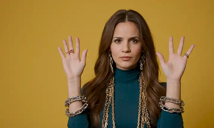 Persona usando cadenas y sujetando dos manos para el énfasis. La frase implica un debate sobre una cuestión o problema apremiante, posiblemente uno relacionado con las redes sociales. Esto podría interpretarse en el contexto en que el orador utiliza etiquetas y menciones para llamar la atención. La frase también se refiere a la incomodidad en la difusión de ciertos problemas o problemas.