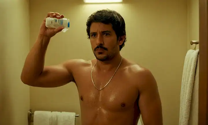 Man carrying out a hand sanitizer challenge, emphasis the serious issue of hygiene. (Traducción: El penique de la toalla de baño: Un problema que debemos tomar seriamente Tiro de la cadena con un extremo abierto: El motivo desagradable que debes cerrar cada vez.)