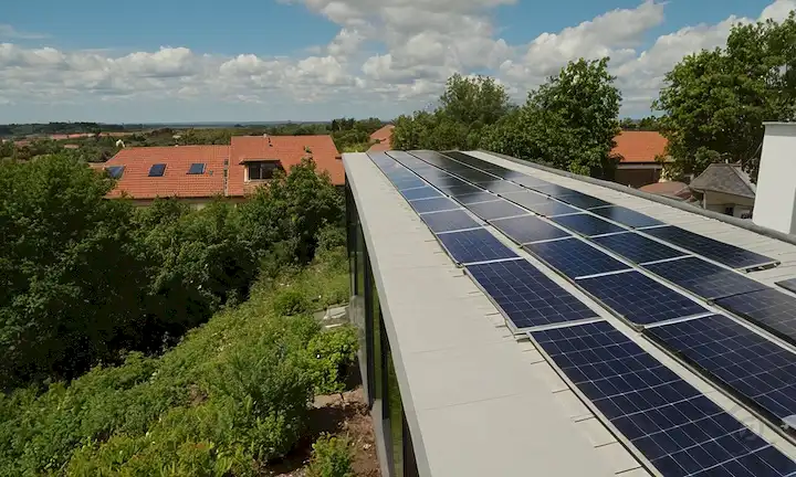 paneles solares en una azotea