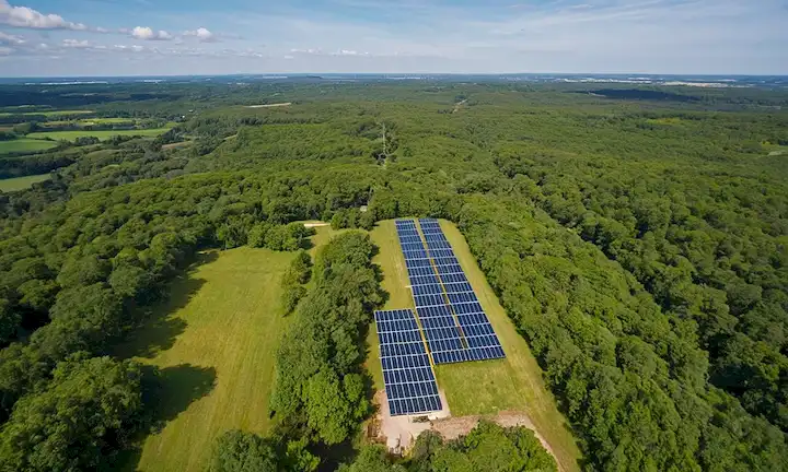 2020 paneles solares, energía limpia, energía renovable, futuro sostenible, cielos azules, vegetación, arquitectura moderna, tecnología innovadora, interconexión