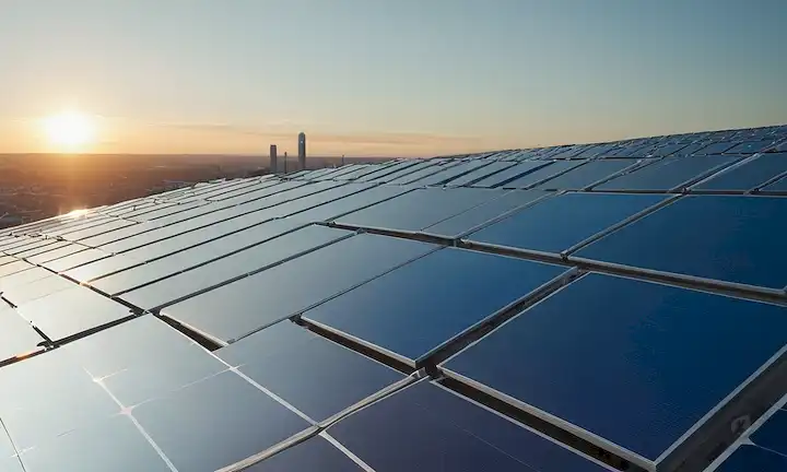 Paneles solares de película fina en una superficie planetaria azul, células solares con reversos brillantes de plata, tela fotovoltaica difundiendo arquitectura moderna, futurista paisaje urbano al atardecer, sutiles ebulliciones solares en el fondo, líneas de flujo de energía abstractas
