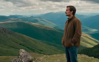 Figura desbordada y robusta con vistas a vastos paisajes
