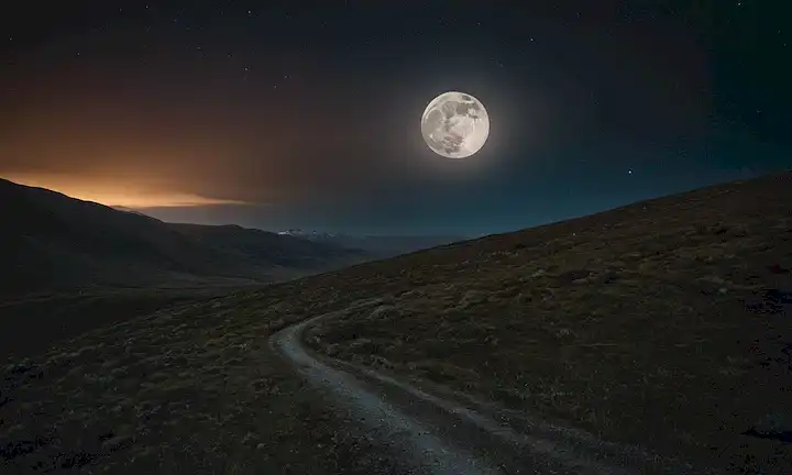 Una luna ligeramente ominosa y un paisaje agitado. En una esperanza malvada: la vida en el lugar más remoto de la Tierra por Tristan da Crosse. Este título viene de un libro sobre vivir en el lugar más remoto de la tierra, así que he hecho esa parte para la brevedad.