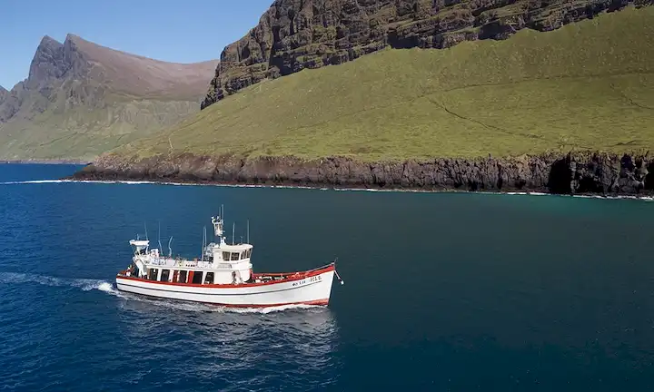 Barco en una bahía aislada en la punta sur de South Trinity Island, con un paisaje de montañas y acantilados que contrastan con aguas claras. El título se refiere a una conocida historia sobre Tristan da Cunha, un territorio británico de ultramar situado frente a la costa sur de Devon, Reino Unido. El libro discute el aislamiento y la vida única que ofrece a aquellos que viven en paisajes tan remotos.