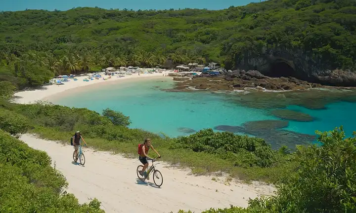Un grupo diverso de personas en un exuberante paisaje verde, rodeado de vida silvestre, con playas sin basura y un cielo azul claro, mostrando transporte ecológico como bicicletas o coches eléctricos, y actividades de turismo ambientalmente responsables como senderismo o snorkel