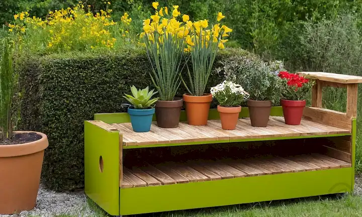 Reutilización creativa de artículos descartados, muebles innovadores de basura, objetos vintage transformados en nuevas piezas funcionales, repurposing imaginativo de botellas de plástico, transformaciones artísticas de cajas de cartón, plantadores coloridos, juguetes viejos reimaginados, ideas de decoración ecológica, soluciones creativas para la reducción de residuos