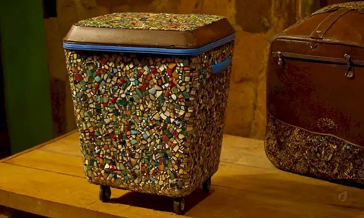 Objetos 3D de materiales reciclados, mosaicos coloridos en tablas de madera, botes de basura transformados, esculturas creativas de botellas de plástico, maletas de época reutilizadas, lámparas subcicladas con tonos únicos, muebles creativos hechos de madera reclamada, bolsas ecológicas cosidas junto a ropa vieja
