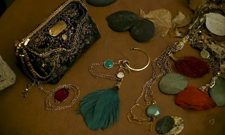 ropa vieja convirtiéndose en nuevas prendas, tejidos rascados transformados en accesorios, artículos vintage reimaginados como joyas, materiales descartados convertidos en bolsas, botellas reutilizadas como objetos decorativos, una mezcla de reutilización pasado y presente, innovador, reciclaje creativo, artista de residuos, belleza de la fractura