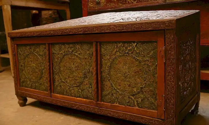 piezas de muebles antiguas, materiales reciclados, manos creativas, colores vibrantes, texturas mixtas, transformaciones únicas, ideas ecológicas, diseños innovadores, contenedores reutilizados, creaciones imaginativas, expresiones artísticas