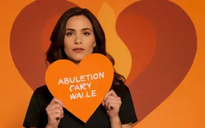 Mujer conteniendo un cartel para un rallye antiaborto