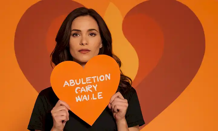 Mujer conteniendo un cartel para un rallye antiaborto