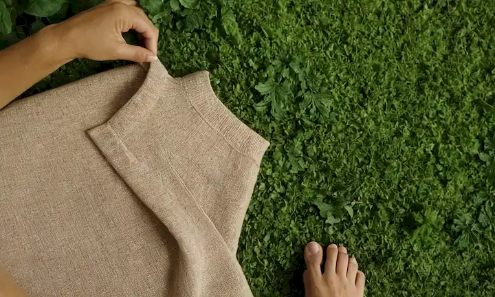 Ropa orgánica, hojas, suelo, fibras naturales, árboles, tonos terrenales, telas suaves, patrones botánicos, fondo simple, formas orgánicas, texturas ecológicas, vegetación, colores armoniosos, ambiente calmante, estilo rústico, materiales sostenibles, inspiración natural del mundo