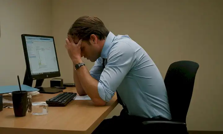 Persona evaluando su postura sentada en un escritorio y analizando la intensidad de la concentración centrada en tareas, con opciones para elegir como etiquetas para diversos escenarios (workalcoholism). Este es un proceso continuo donde el entendimiento puede ayudar a identificar patrones en comportamiento o manifestación física. ¿La frase Workaholic o apasionado? se refiere a si la pasión se encuentra dentro del trabajo en lugar de las pasiones personales. La identificación de hábitos y desencadenantes asociados con la excesiva dedicación a tareas de trabajo dependerá de estos factores y mucho más.