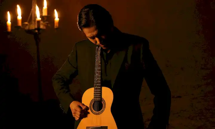 Llama sin fin de pasión artística con silueta iluminada y guitarra española. (En honor del artista Yoichiro Yamada, una pasión duradera por el flamenco que lo llevó al ojo público.)